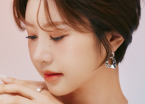 짧은 머리 여성 모델 옆얼굴