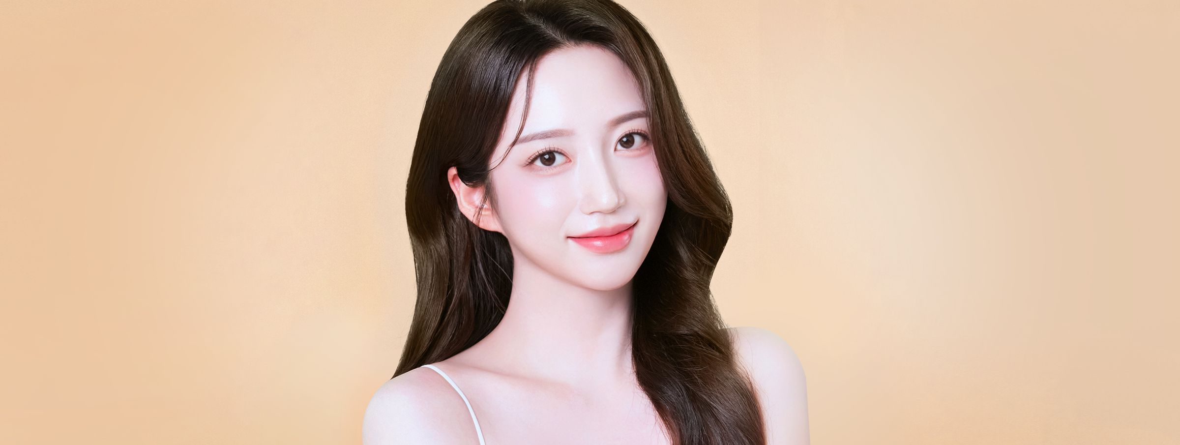 긴 웨이브 머리의 여성 모델