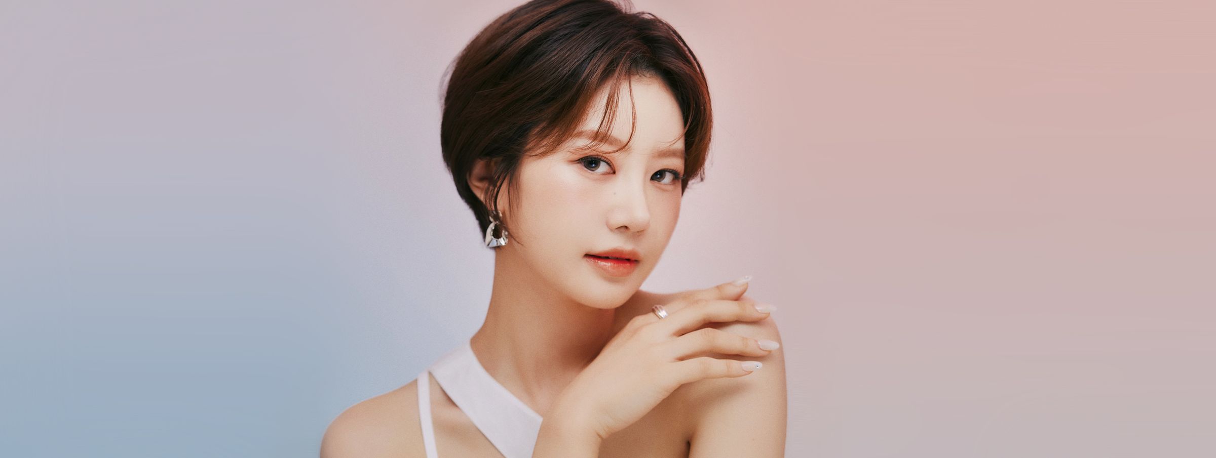 짧은 머리에 손을 어깨에 올린 여성 모델