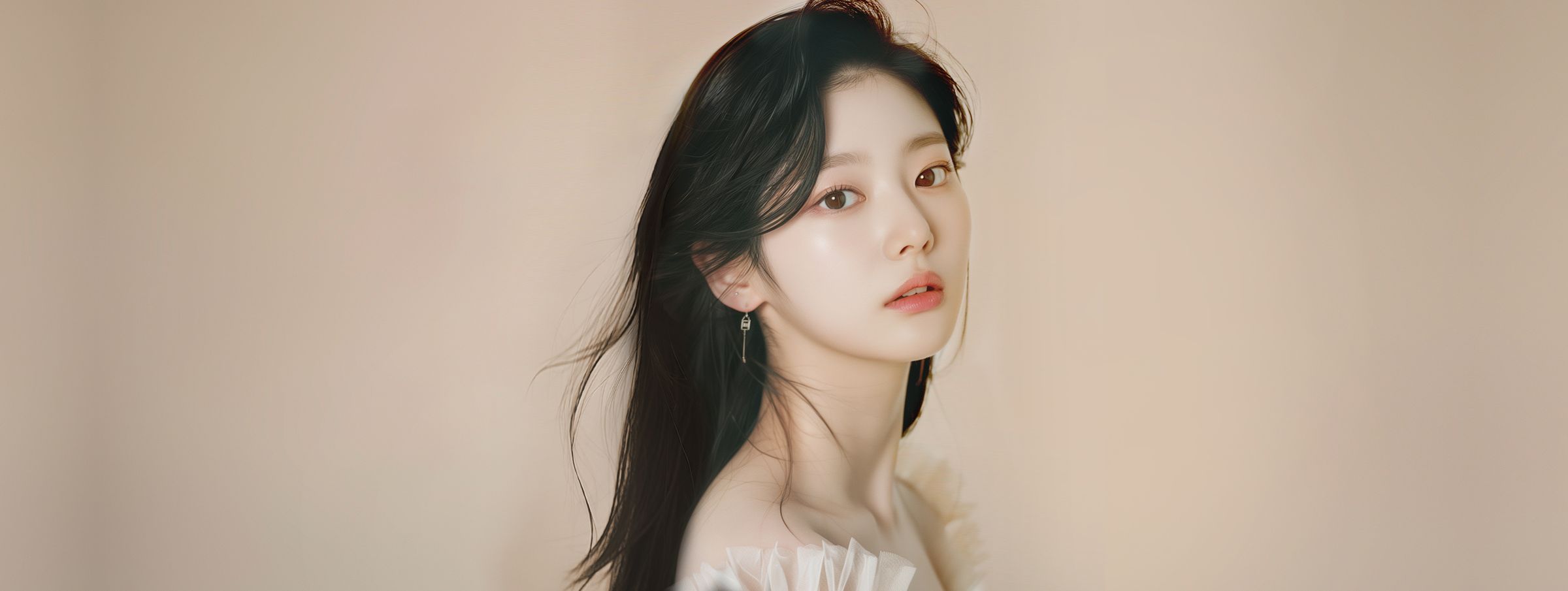 긴 생머리에 흰 러플 옷을 입은 여성 모델