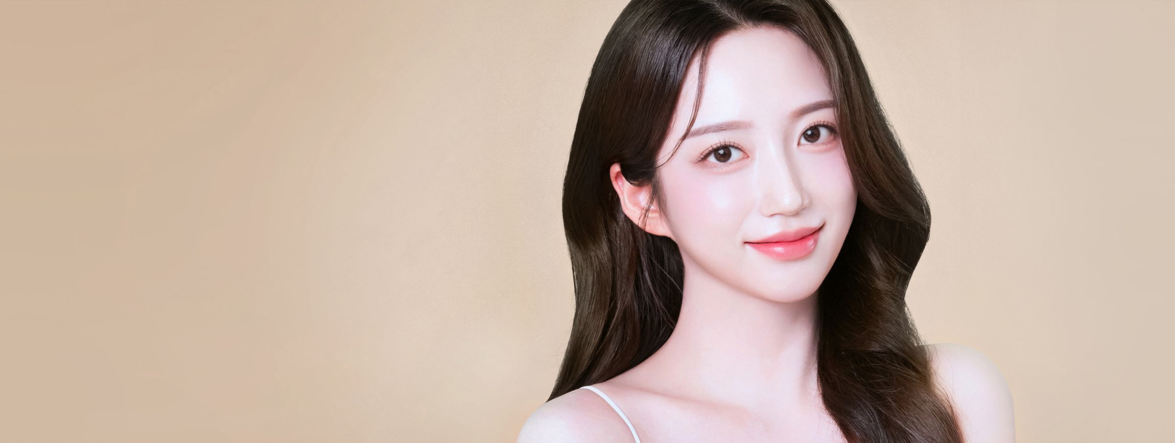 긴 웨이브 머리 여성 모델
