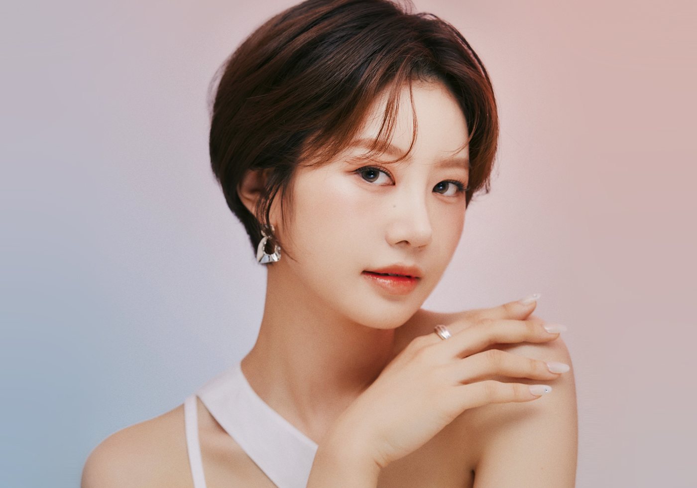 짧은 머리에 손을 어깨에 올린 여성 모델