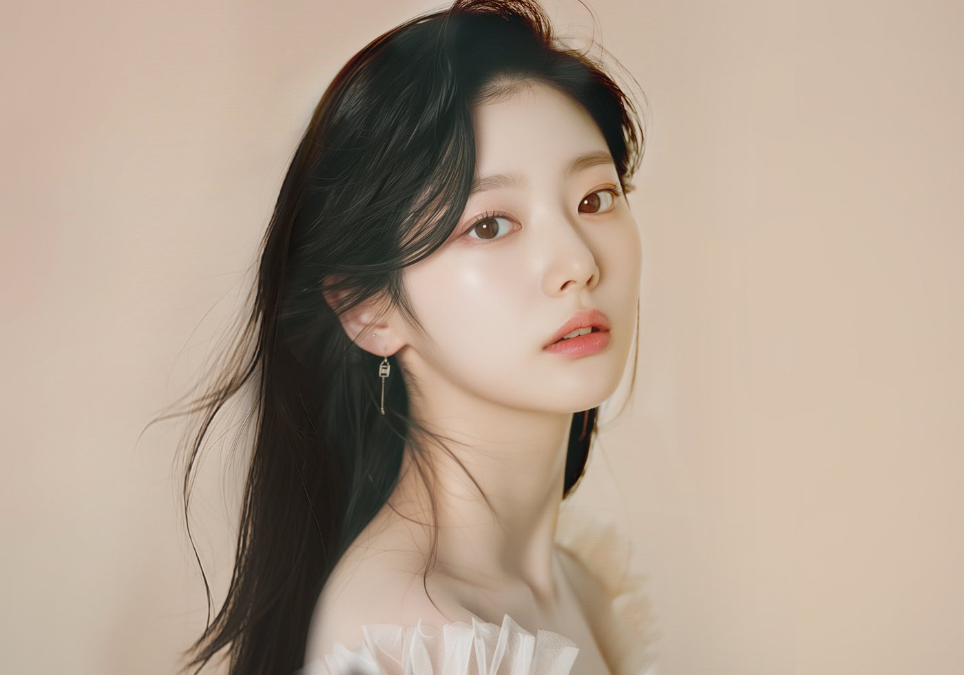 긴 생머리에 흰 러플 옷을 입은 여성 모델